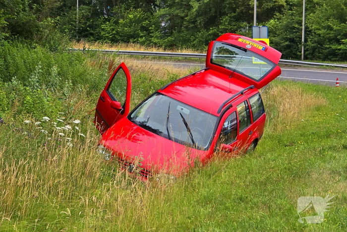 Auto raakt van weg en belandt in sloot
