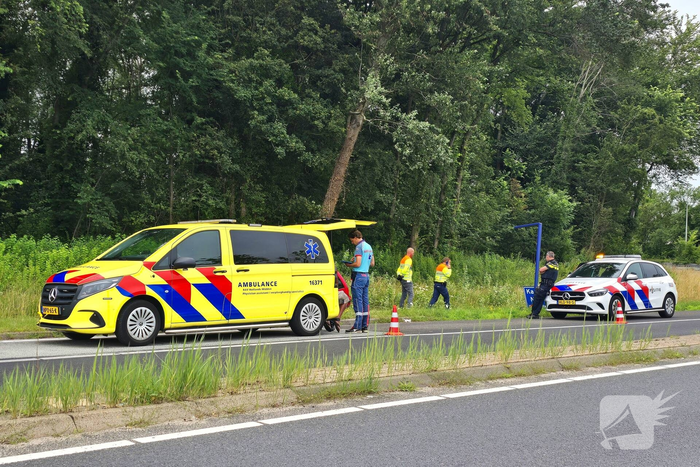 Auto raakt van weg en belandt in sloot