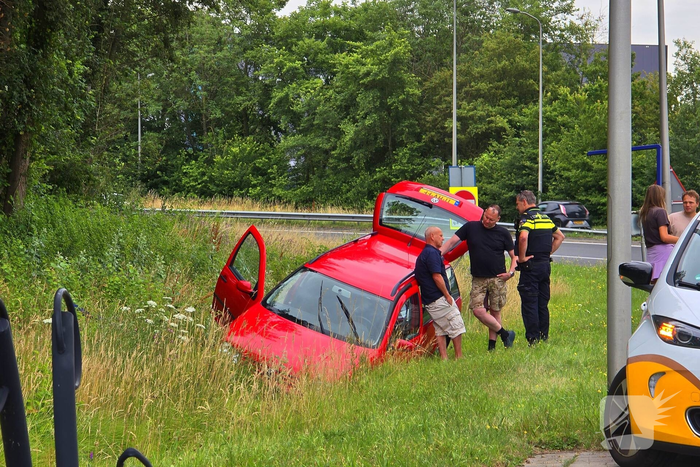 Auto raakt van weg en belandt in sloot