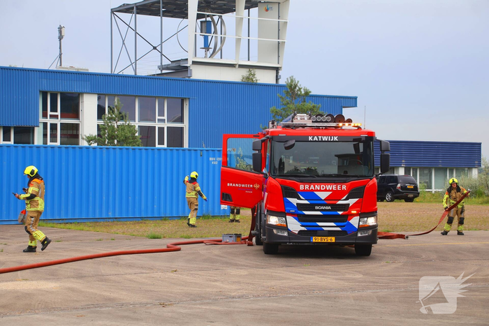 Rookontwikkeling uit auto zorgt voor ontruiming