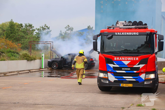Rookontwikkeling uit auto zorgt voor ontruiming