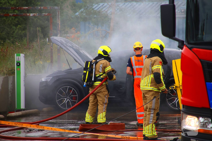 Rookontwikkeling uit auto zorgt voor ontruiming