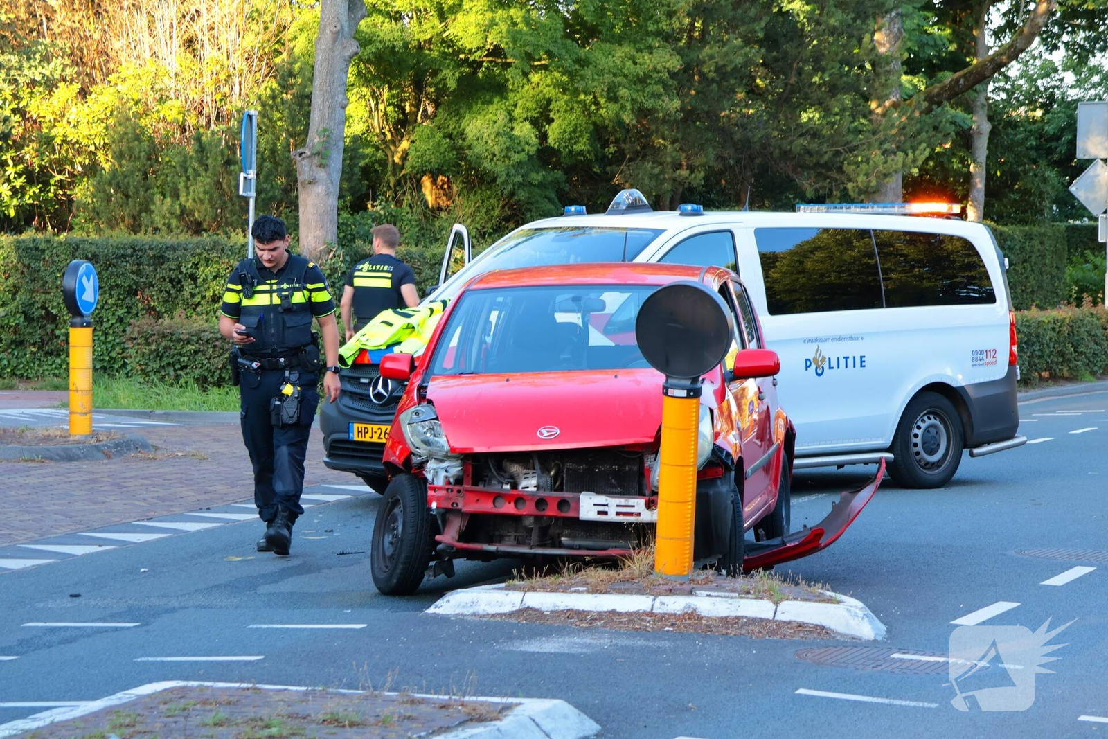 Botsing tussen twee voertuigen op een kruising