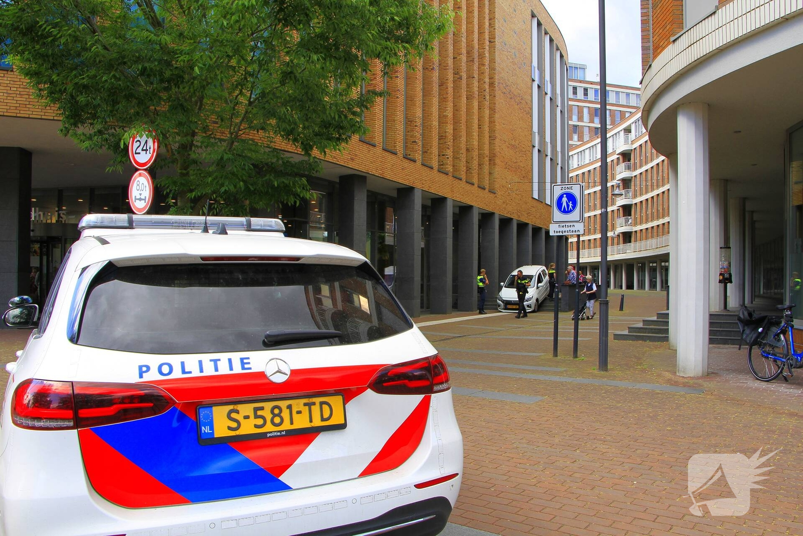 Oudere vrouw rijdt auto van trap af