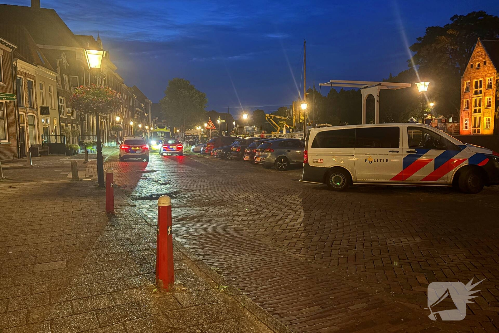 Politieagent springt het water in bij reddingsactie