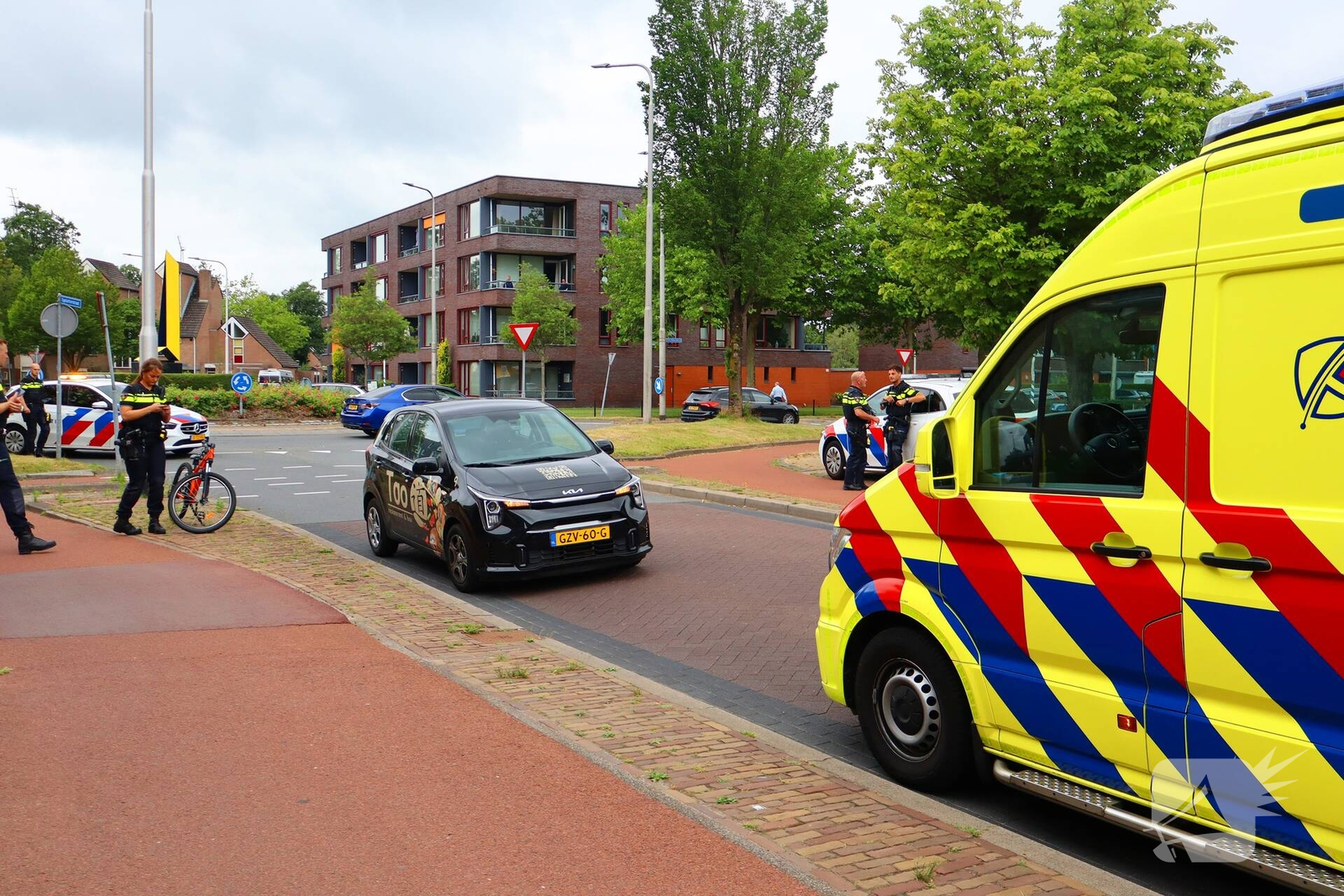 Fietser gewond bij botsing met maaltijdbezorger bij rotonde