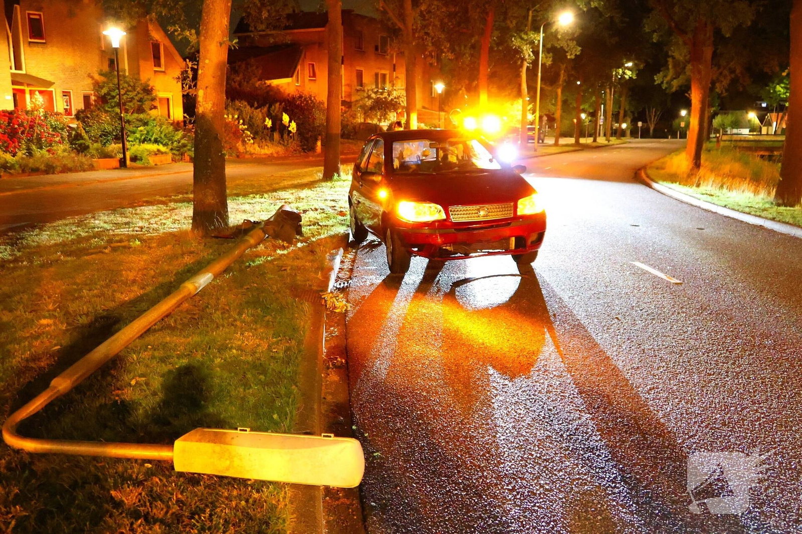 Flinke schade aan auto na botsing met lantaarnpaal