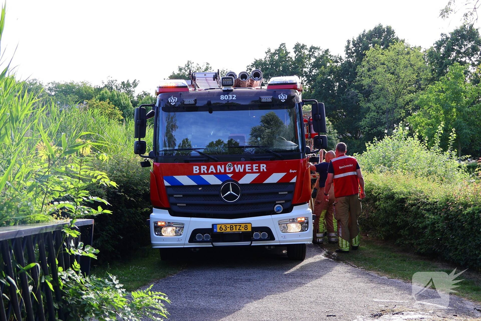 Brandweer blust brandende hooibaal