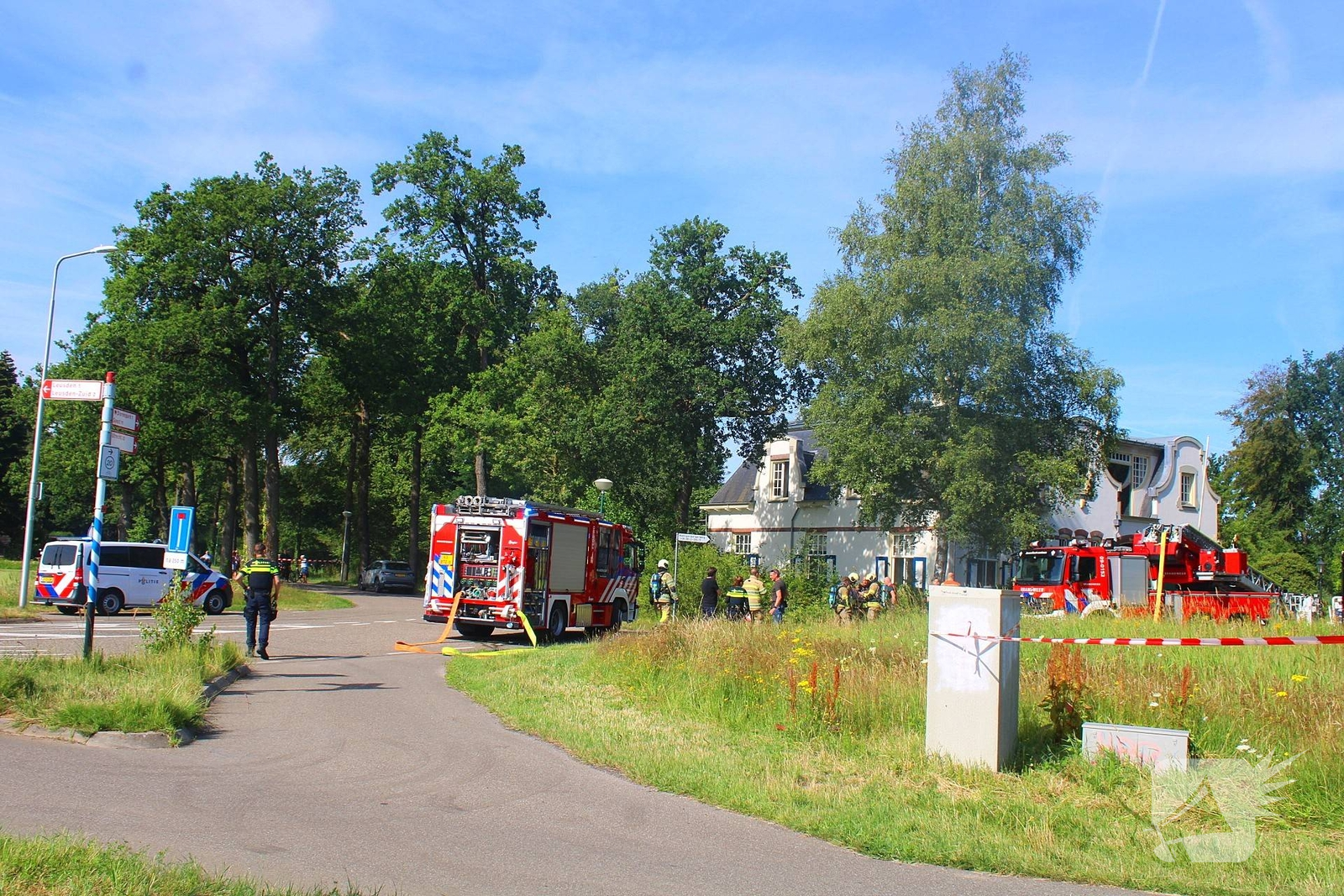 Rook uit dak leidt tot grote brand