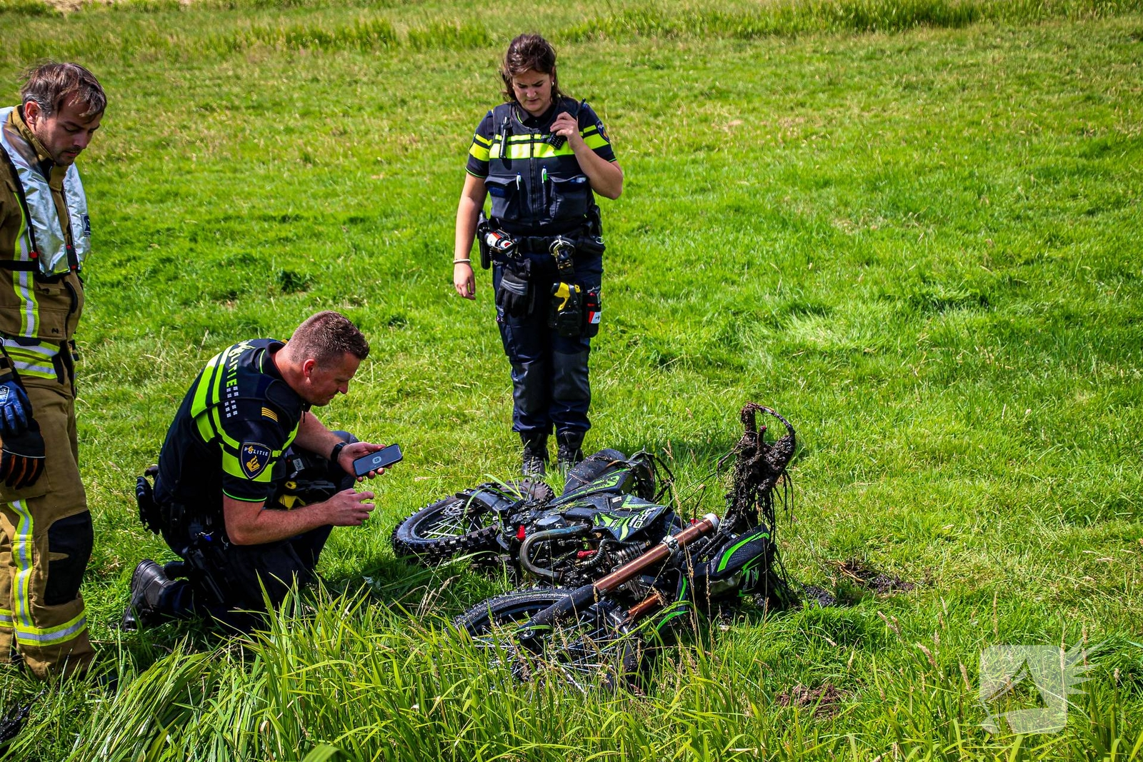 Brandweer zoekt naar slachtoffer na vondst scooter