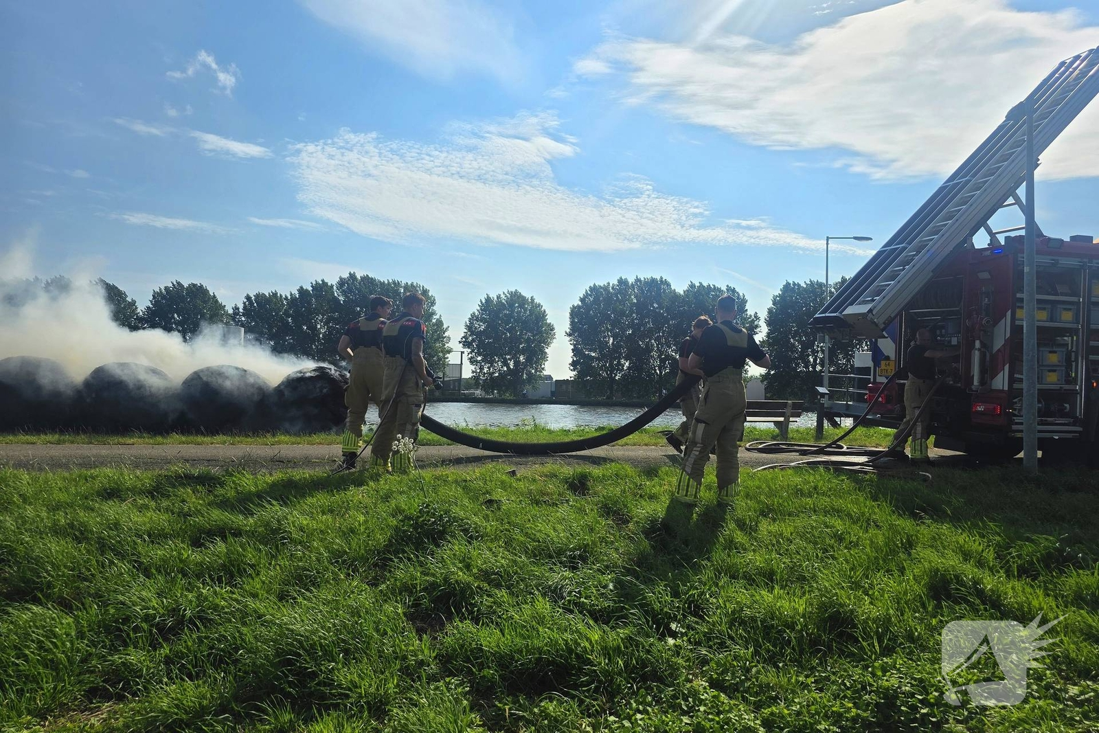 Hooibalen in brand veroorzaakt rookoverlast