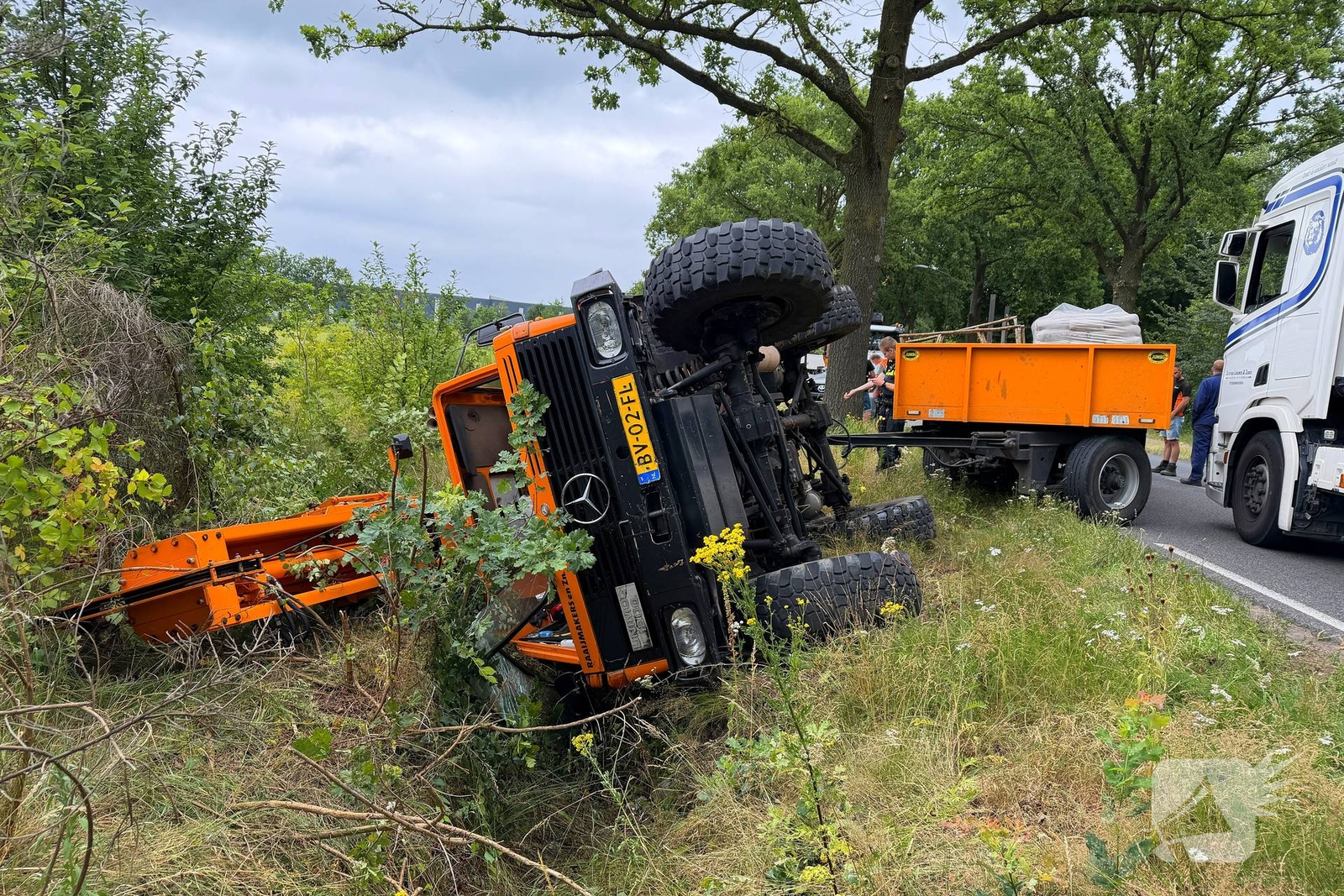 Vrachtwagen veroorzaakt ongeval met gewonde bestuurder