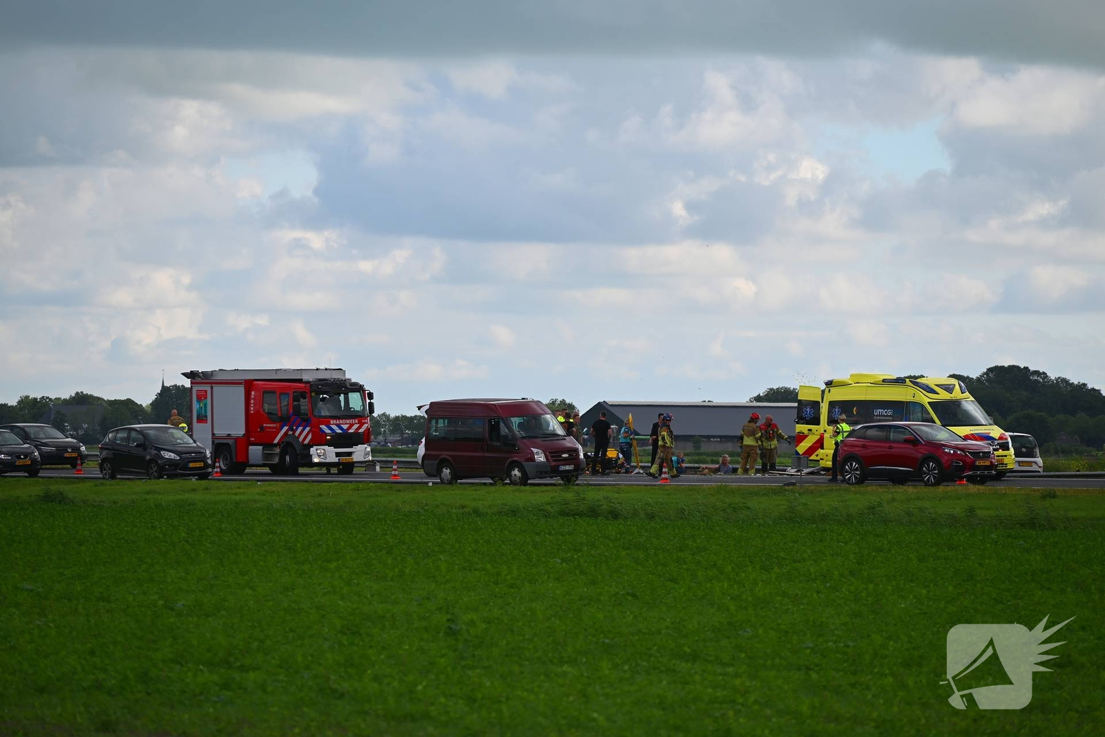 Ongeval tussen bedrijfsbussen leidt tot wegafsluiting