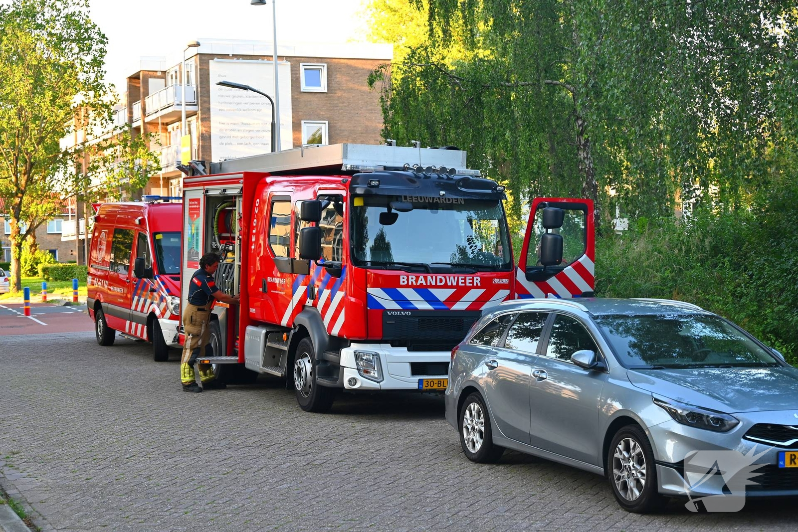 Brandweer assisteert politieagenten in kogelwerende vesten
