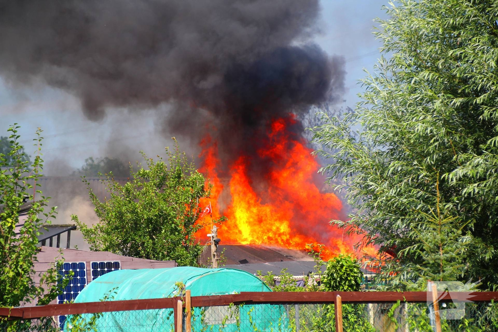 Zwarte rookwolken door brand in gebouw