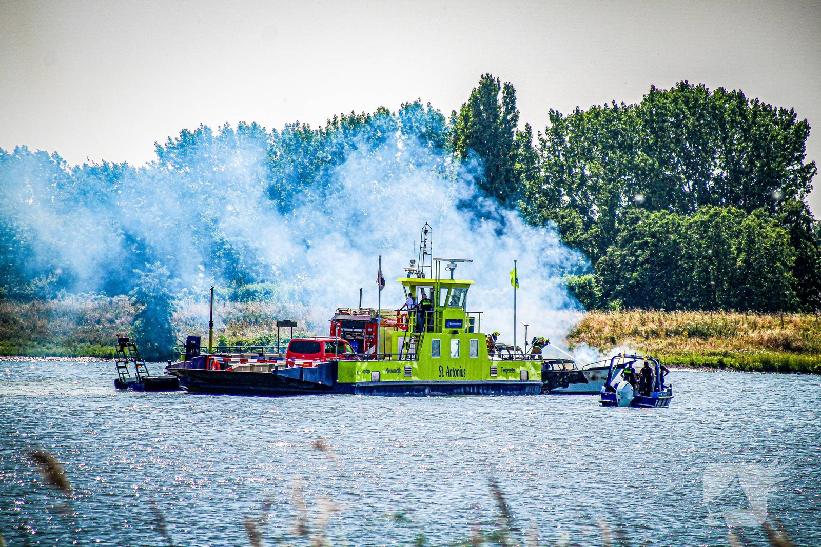 Jachtboot in vlammen op gegaan