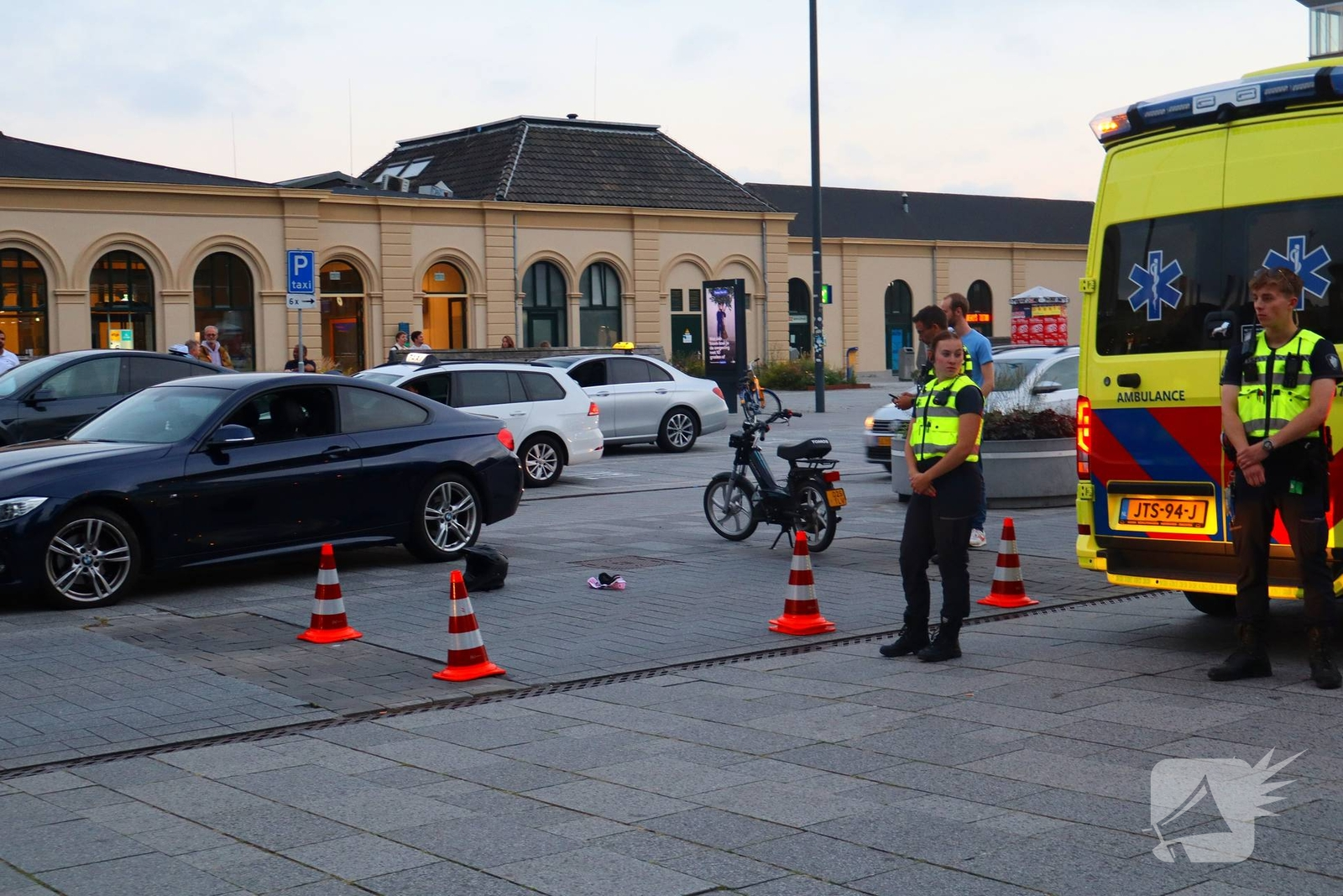 Bromfietser in botsing met personenauto