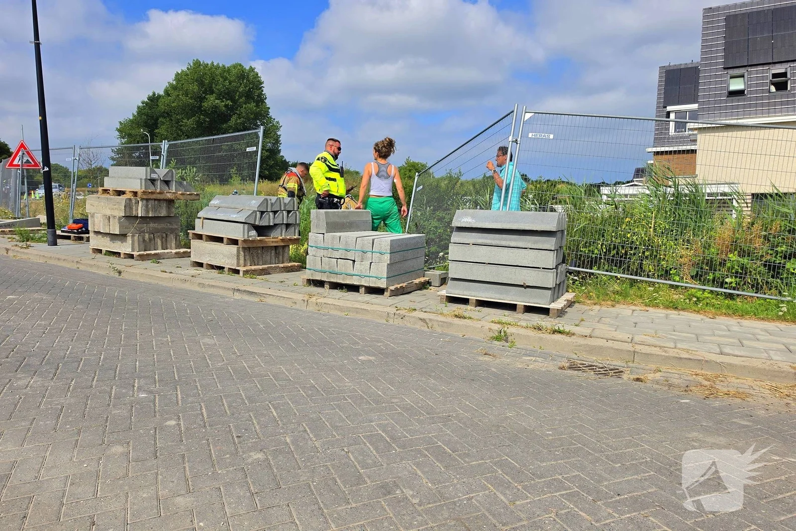 Vrouw met scootmobiel in sloot na poging om hek te passeren