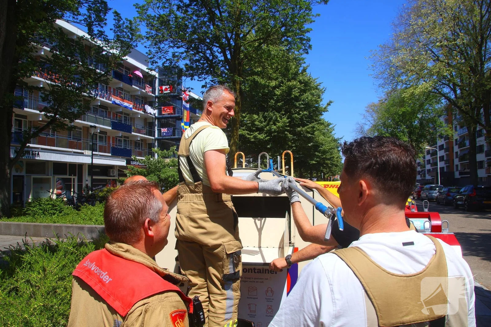 Brandweer haalt portemonnee uit kledingbak