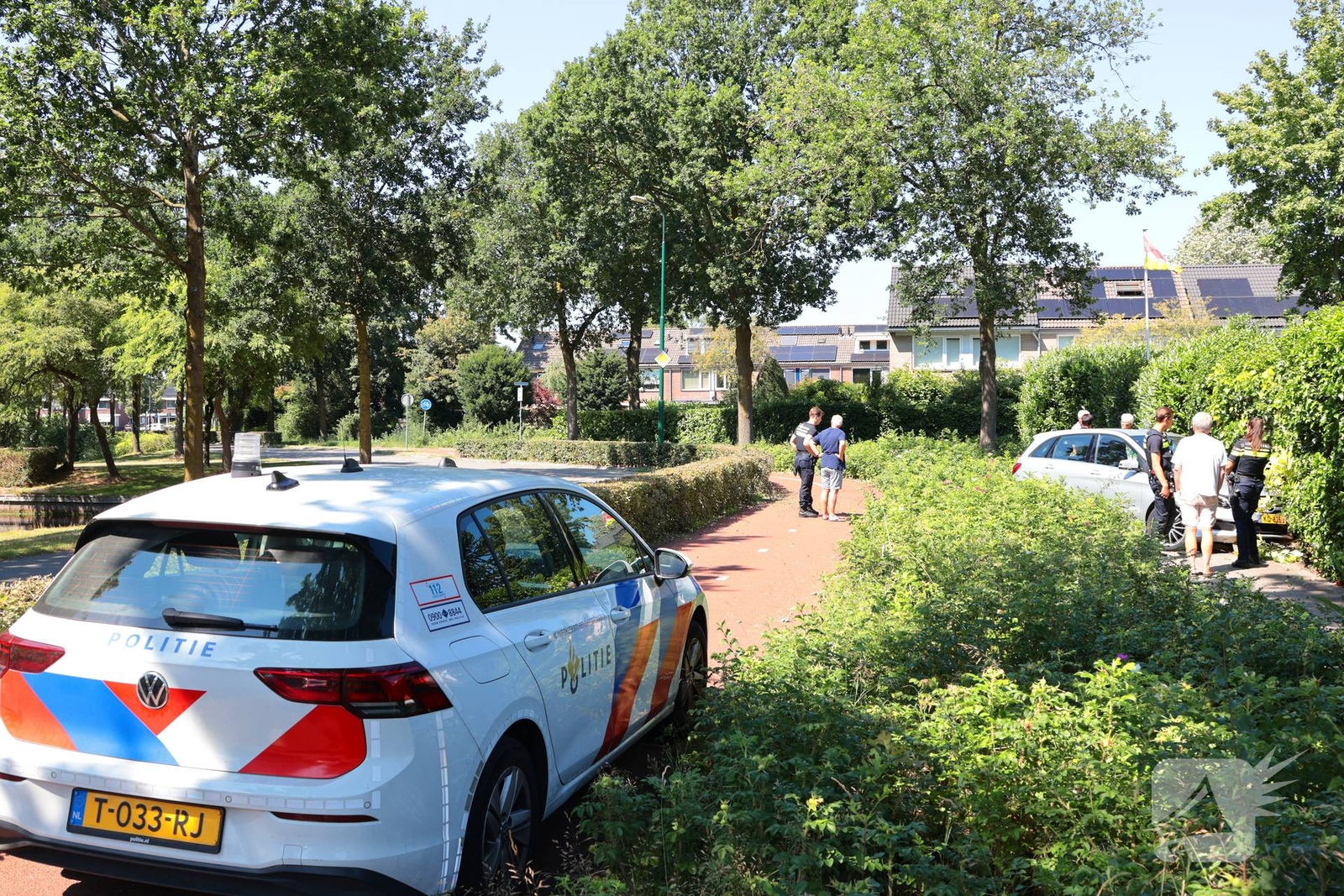 Auto vliegt uit de bocht en eindigt tegen tuinschutting