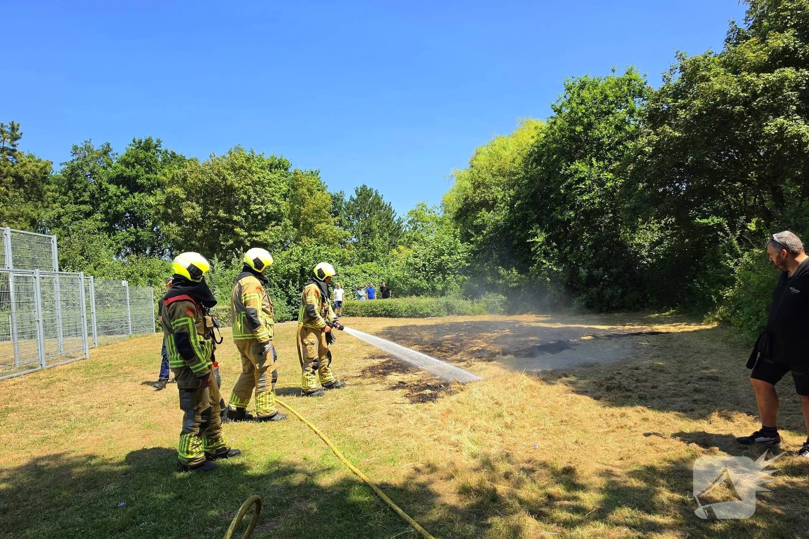 Omstanders doven brand voor aankomst brandweer