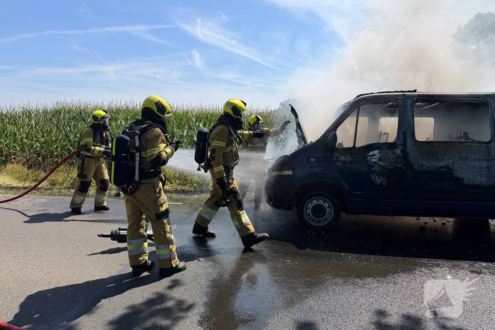 Bestelbus in brand op drukke weg