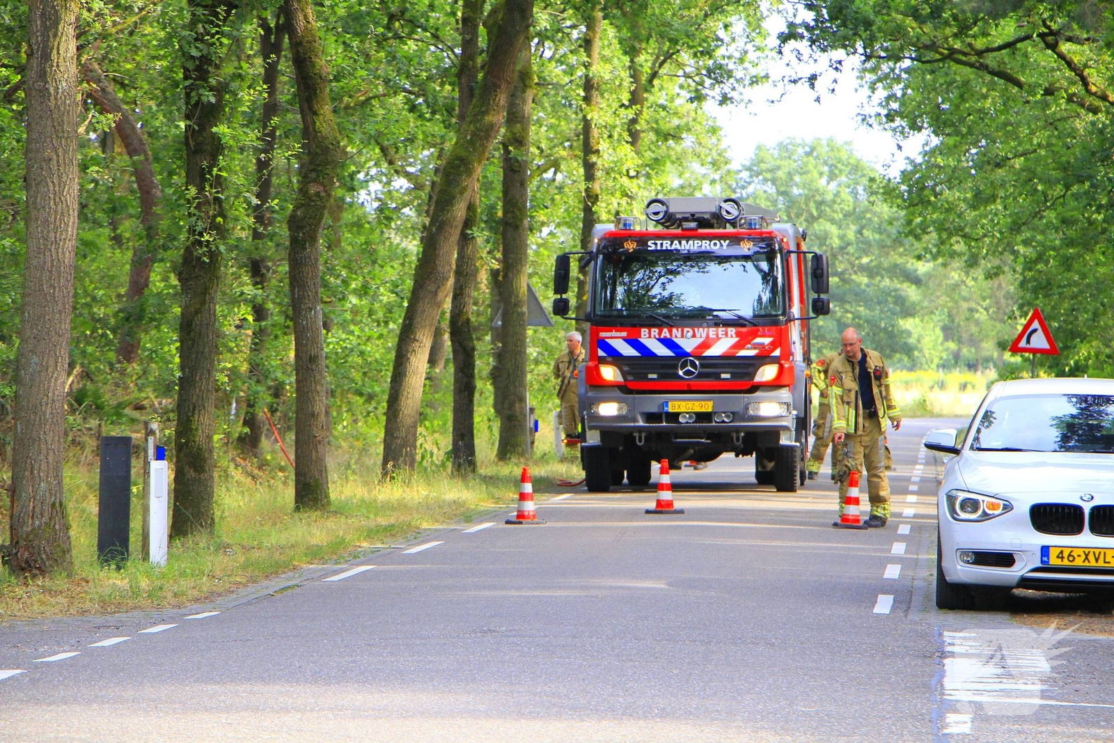 Omstanders blussen brand in bosgebied