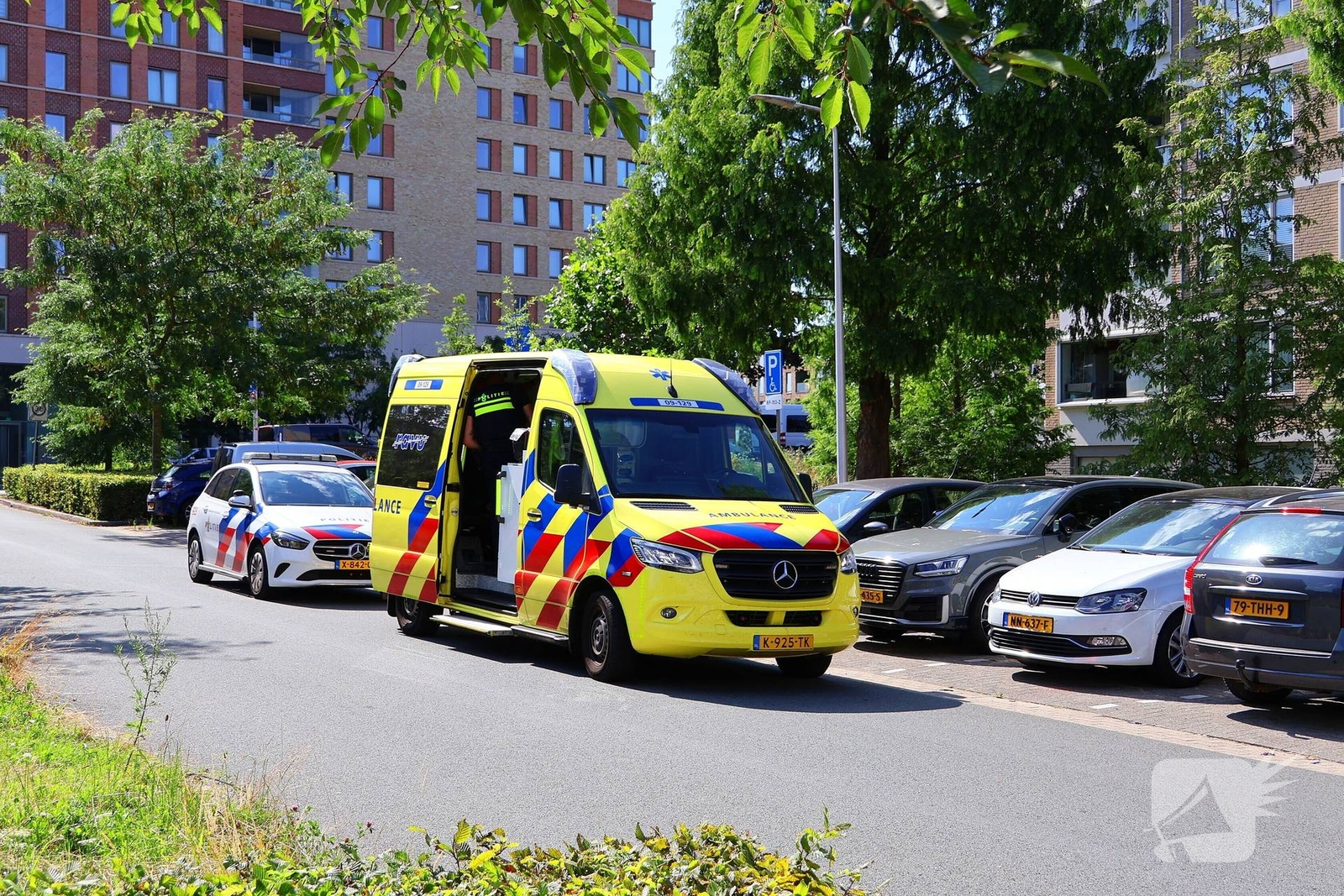 Kind steekt over en botst tegen auto