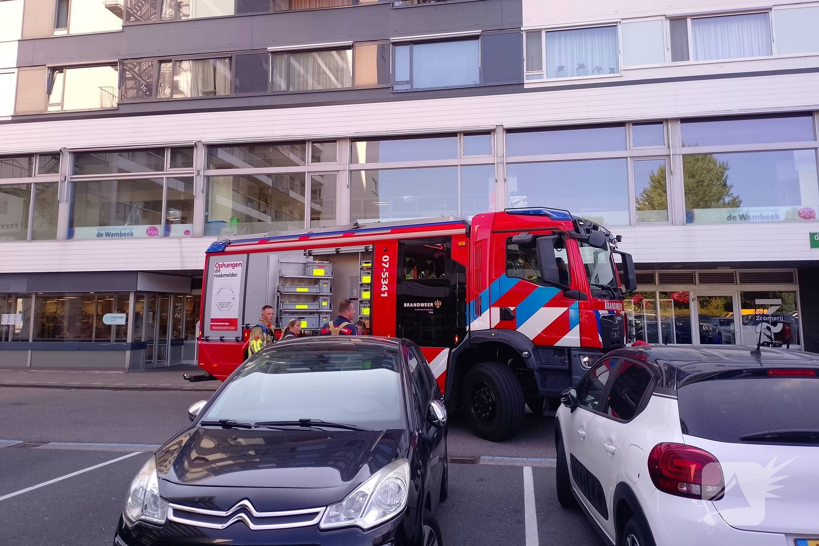 Brandweer verwijdert losgewaaid zonnescherm