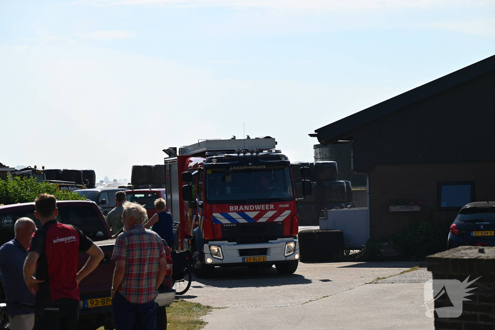 Flinke rookontwikkeling bij brandend landbouwvoertuig