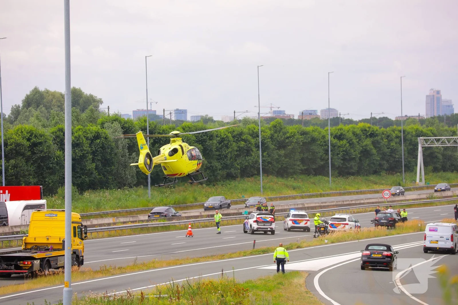 Traumahelikopter landt op snelweg na ongeval