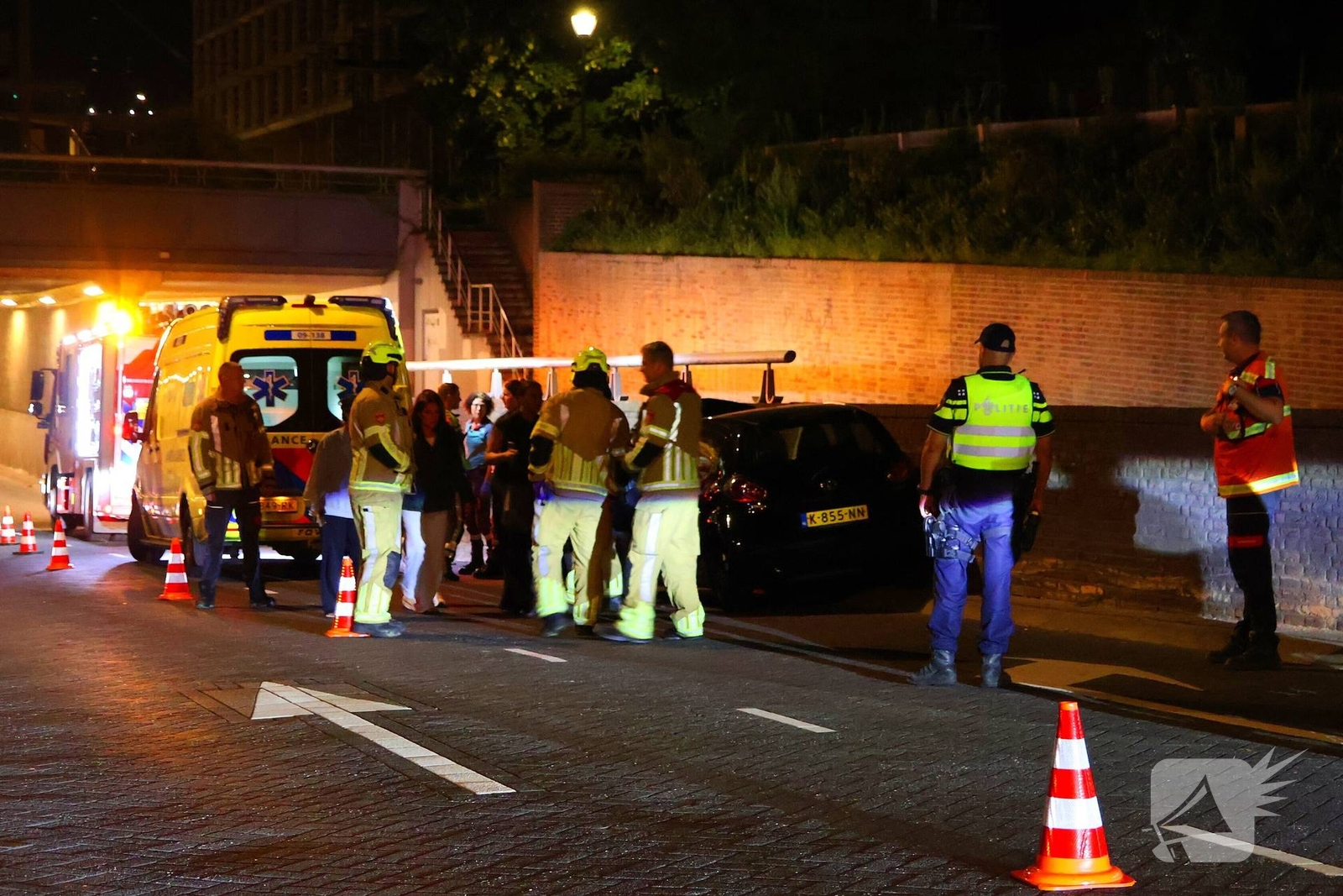 Automobilist crasht tegen muur