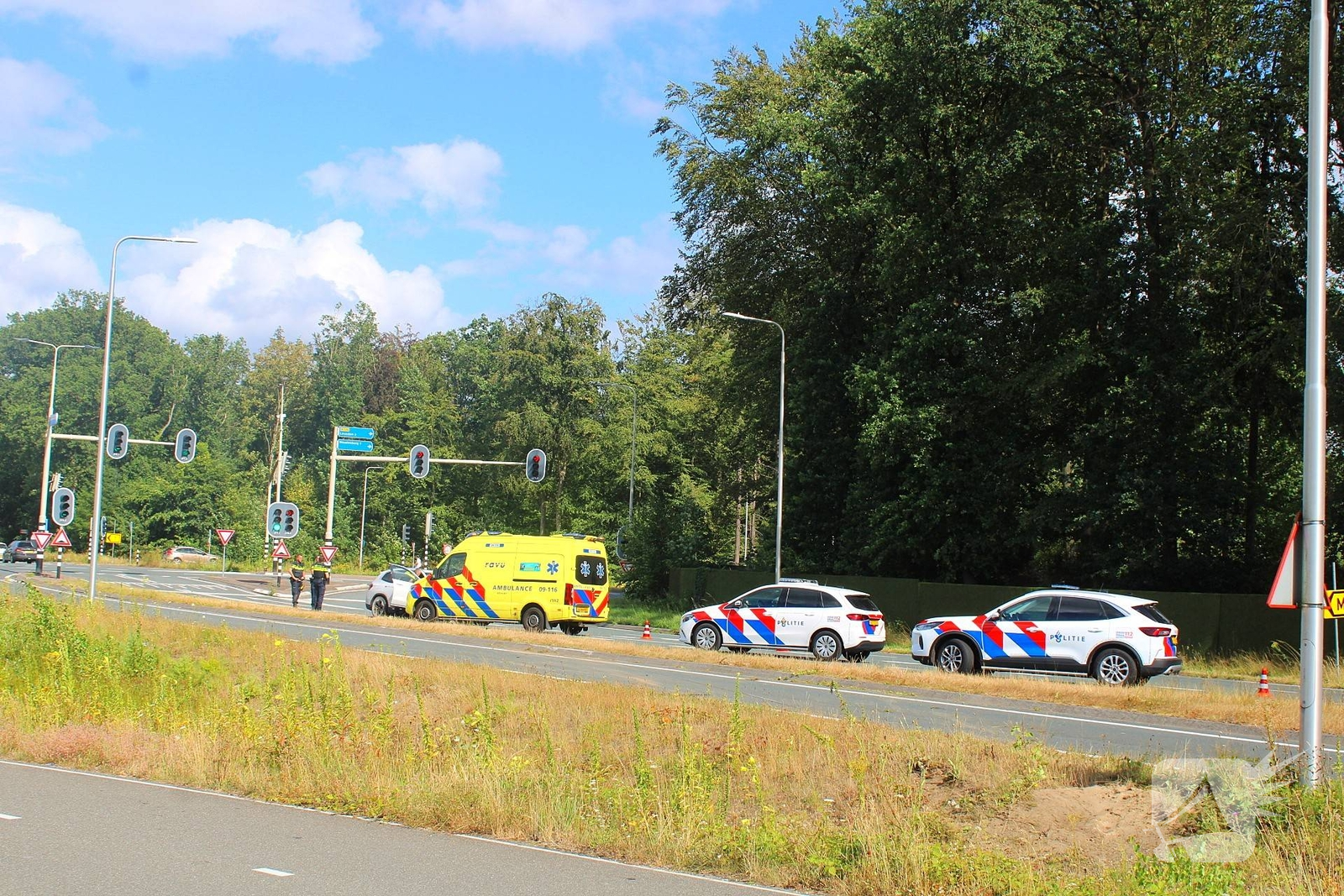 Gewonde na eenzijdig ongeval tegen verkeerslicht