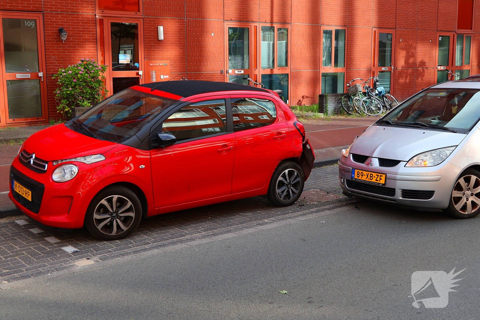Automobilist botst op geparkeerde auto