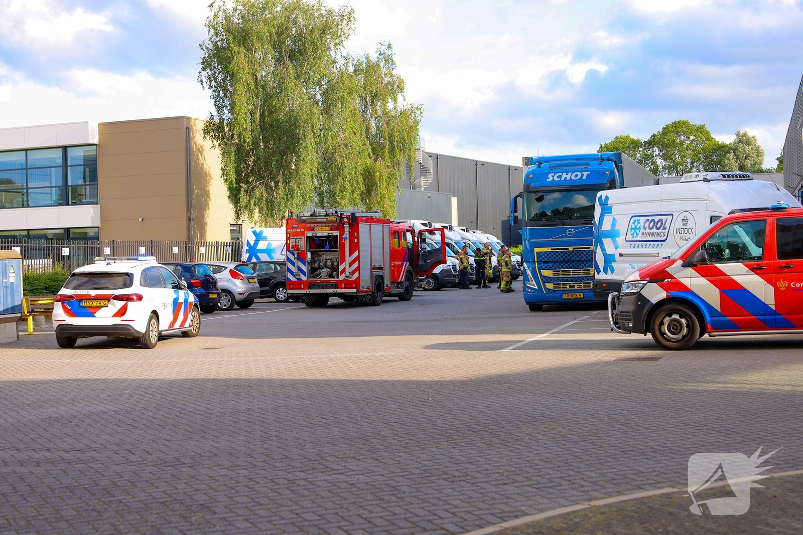 Vrachtwagenchauffeur raakt bekneld onder pallet