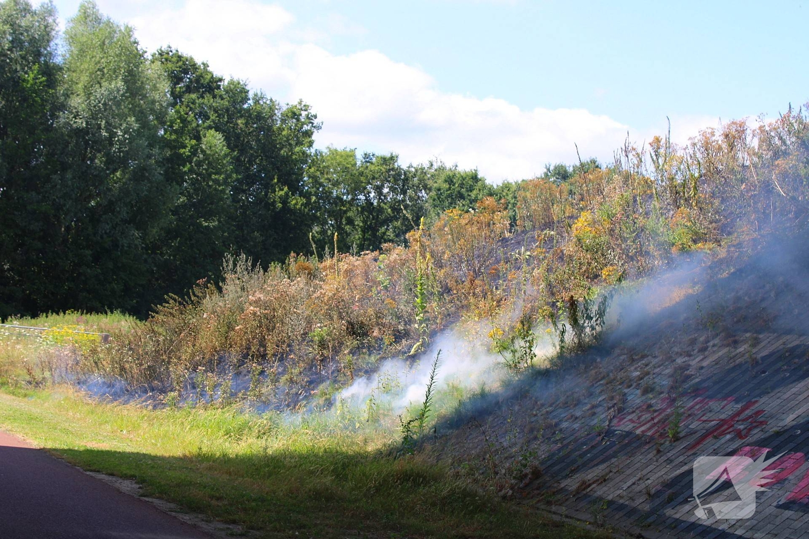 Brand in berm veroorzaakt flinke rookontwikkeling