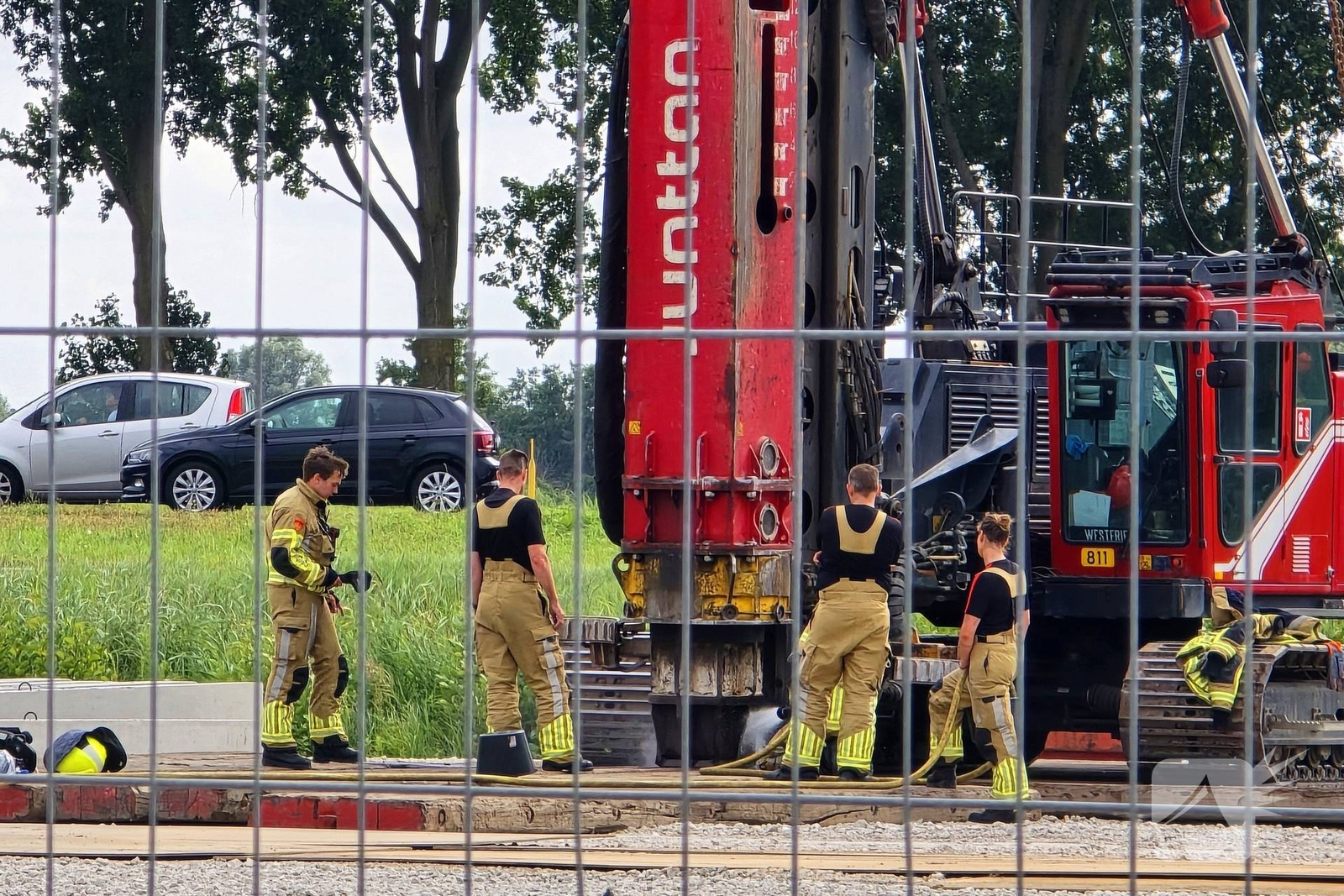 Brandweer koelt heimachine na brandmelding