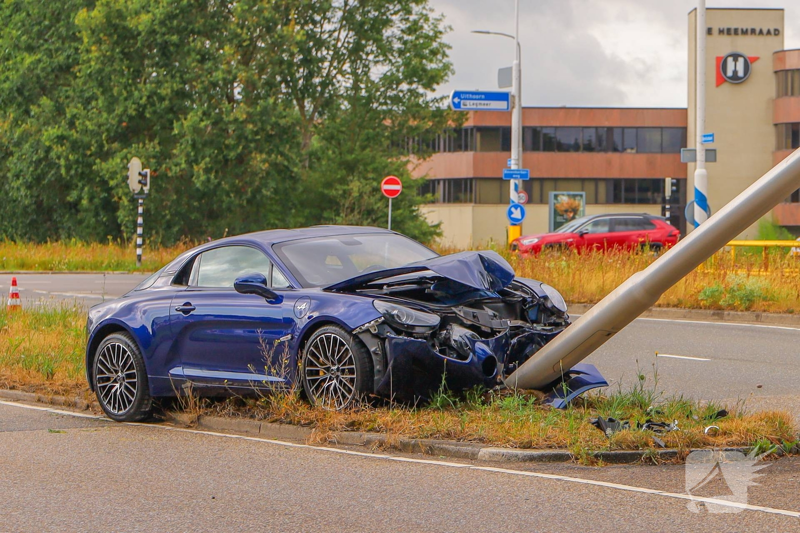 Sportwagen botst tegen lichtmast