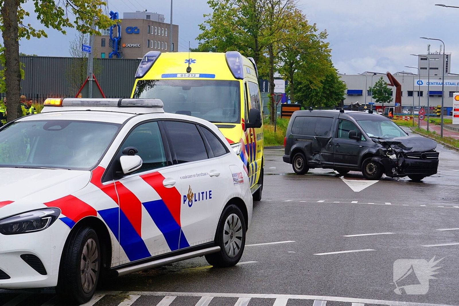 Bestuurder naar ziekenhuis na botsing