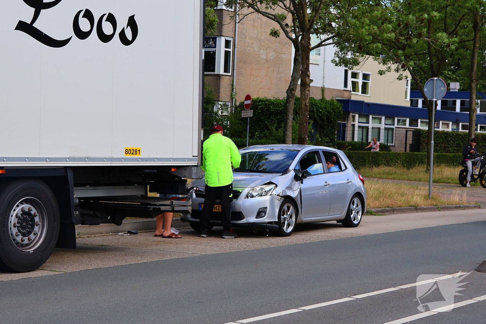 Vrachtwagen botst op stilstaande auto