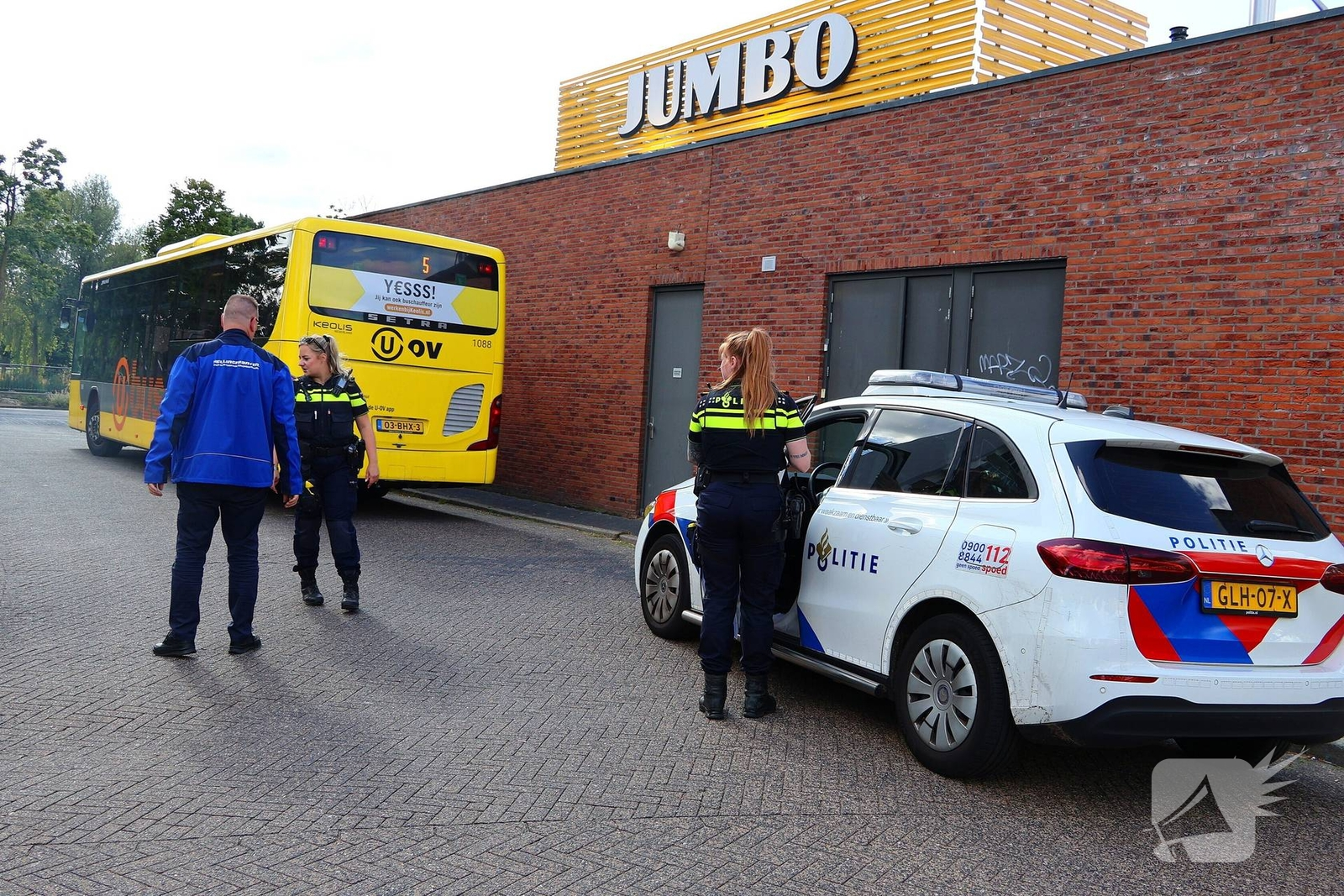 Bus en personenauto botsen in Amersfoort