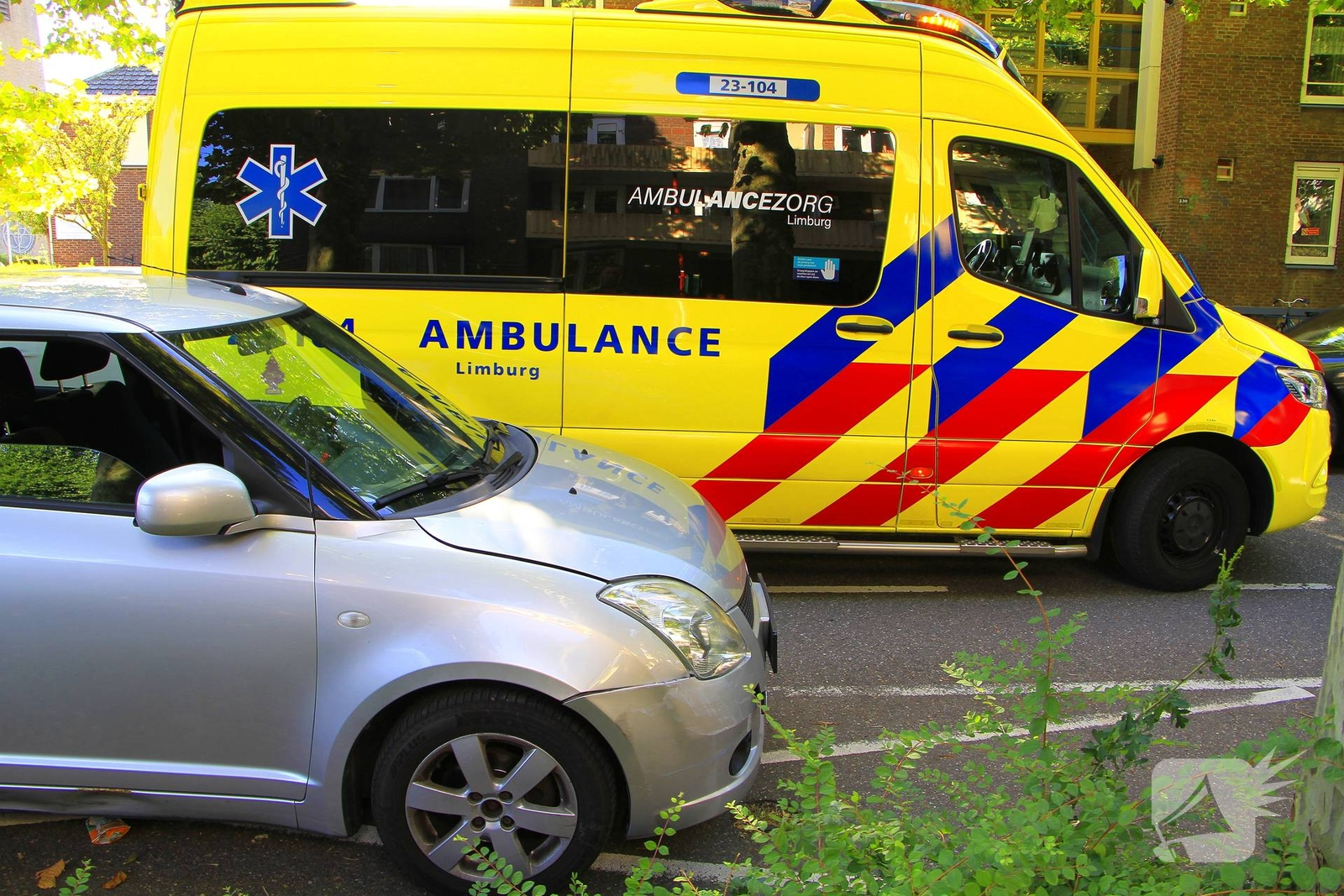 Fietser en auto botsen op kruising