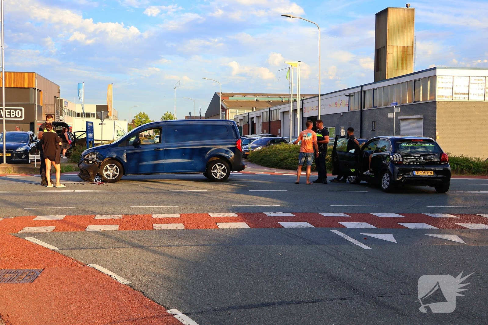 Twee voertuigen beschadigd door botsing