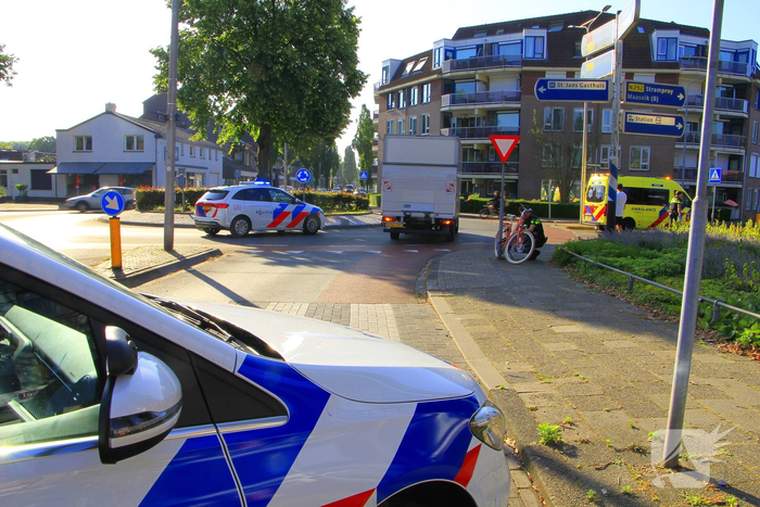 Meisje aangereden door vrachtwagen op rotonde