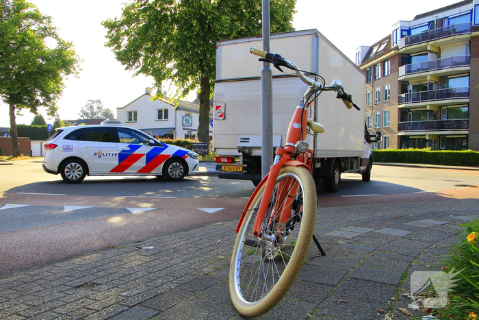 Meisje aangereden door vrachtwagen op rotonde