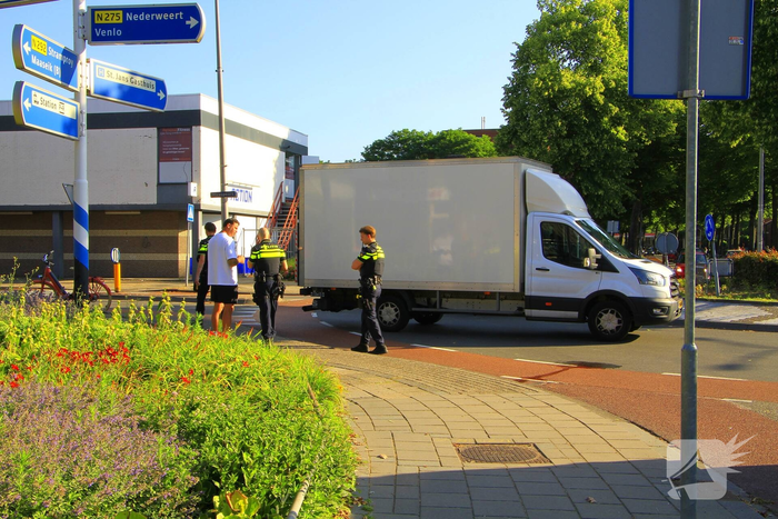 Meisje aangereden door vrachtwagen op rotonde