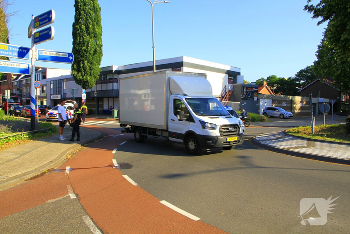 Meisje aangereden door vrachtwagen op rotonde