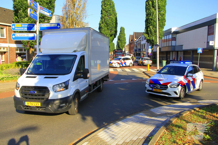 Meisje aangereden door vrachtwagen op rotonde