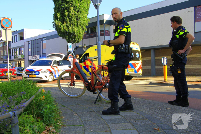 Meisje aangereden door vrachtwagen op rotonde