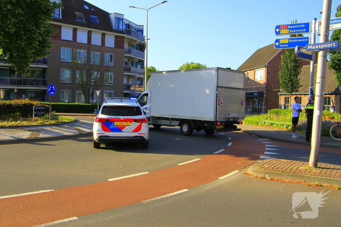 Meisje aangereden door vrachtwagen op rotonde